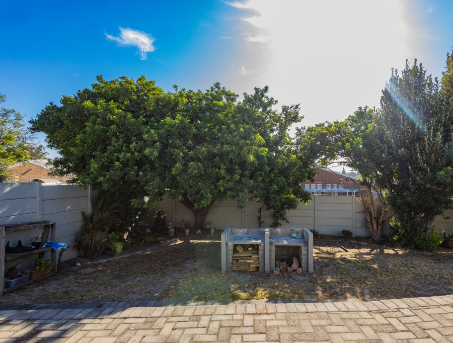 2 Bedroom Property for Sale in Oakglen Western Cape